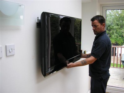 Как снять телевизор с кронштейна на стене