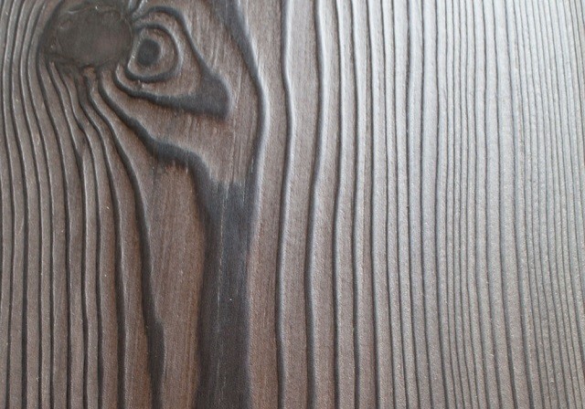Пример деревянной детали, подвергшейся обработке методом браширования.
