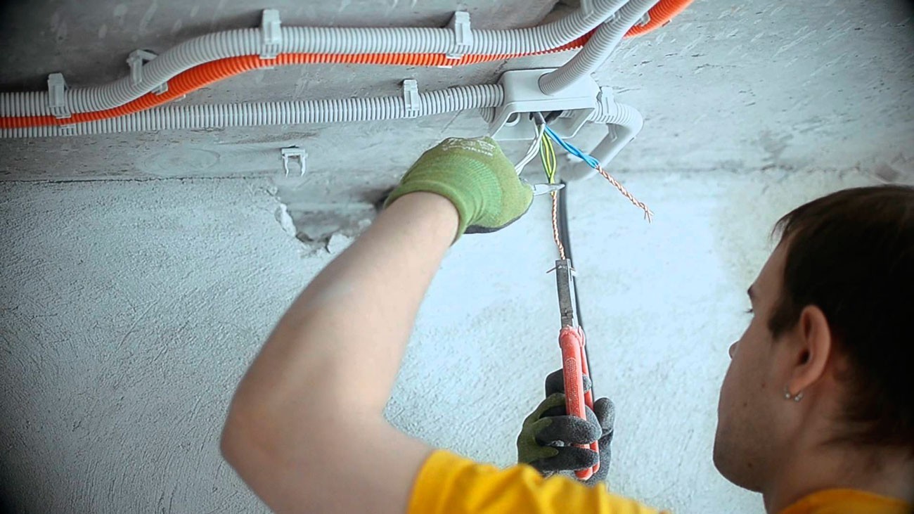 Восемь золотых правил ремонта проводки в многоквартирных домах. Что делать, если неисправен скрытый кабель проводки? Что делать, если шнур в стене поврежден?